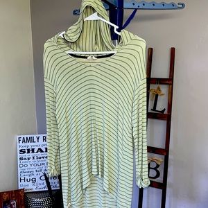 Salt Life hoodie. All $4/$5 items = BOGO. Select, bundle, & I will apply promo.